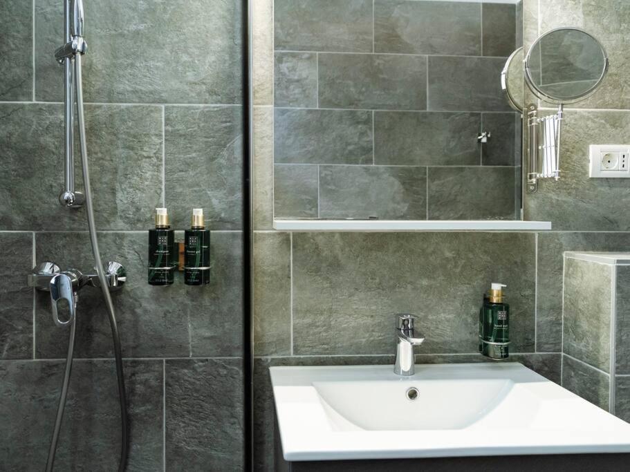 Central 5 Apartment - New Building & Parking Bucarest Esterno foto