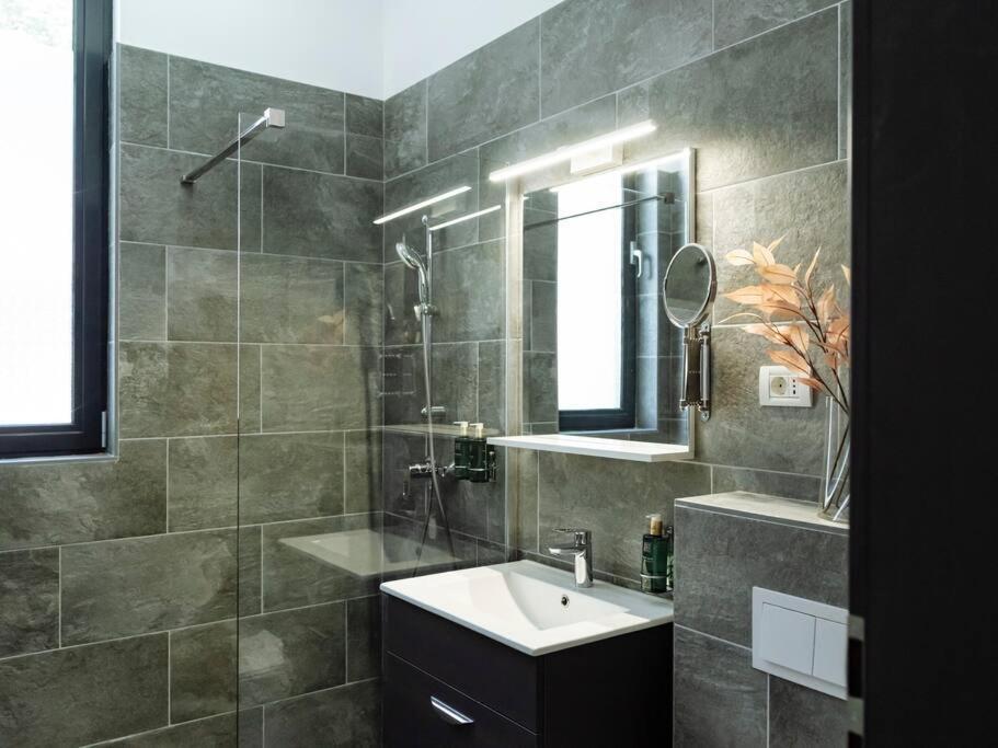 Central 5 Apartment - New Building & Parking Bucarest Esterno foto